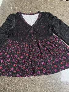Torrid schwarzes Top mit rosa und lila Blumenmuster Spitzenärmeln Gr. 00 M/L  - Bild 1 von 6