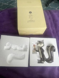 Lenox Looney Tunes Pepe Le Pew King of Romance Figurine 6" Gold Trim Rose S06 - Picture 1 of 12