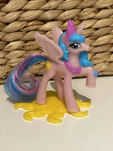 My Little Pony McDonald's 2011 toy + Yellow Comb Stand - Picture 1 of 3
