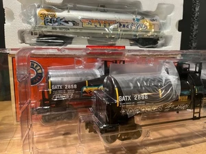 Lionel O 2 Graffiti GATX Tank Cars + Graffiti NS Coil Car - 2343041/42 & 2226550 - Picture 1 of 16