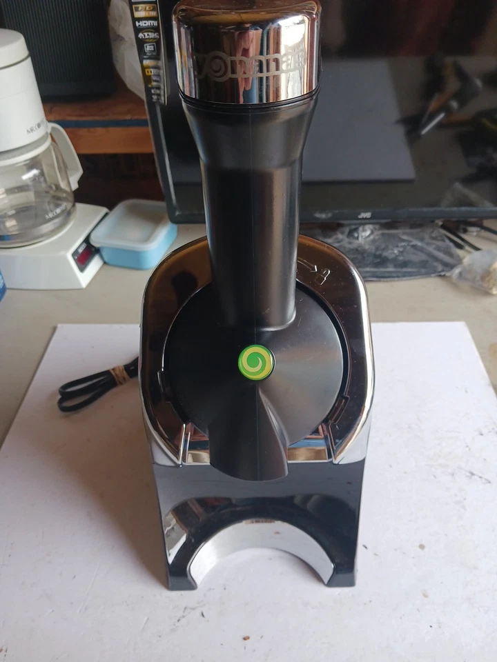 Yonanas Deluxe  Frozen Yogurt Treat Maker Black Silver Dole Model IC0988BK13 - Image 1 of 4