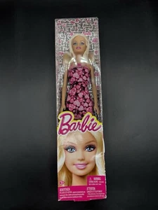 Mattel Barbie blonde Spielzeugpuppe Figur trägt rosa & schwarzes Herzkleid - Neu in OVP - Bild 1 von 3