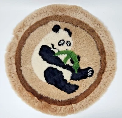 Alfombra de piel de oveja oso de panda bambú piel de cordero hecha a mano 20” arte de pared de colección Foto 1 de 4