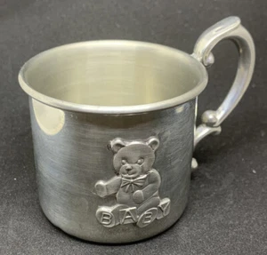 Vintage Empire Silver Co Zinn Baby Tasse verzierter Griff Teddybär Blöcke - Bild 1 von 5