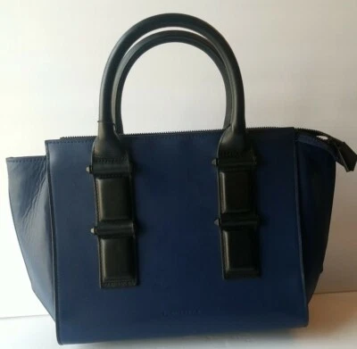 Cartera de cuero Kendall + Kylie ~Katherine ~ azul marino medio con detalles y tachuelas negros Foto 1 de 4