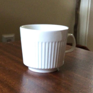 Three Johnson Brothers cups and three saucers made in England - Picture 1 of 3