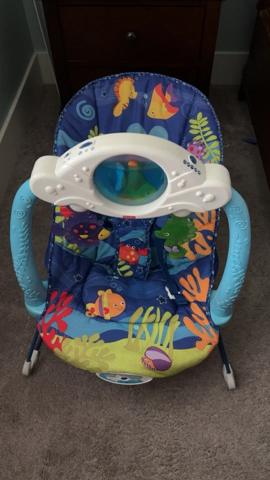 Juguete para asiento de bebé Fisher Price Ocean Wonders acuario gorila Foto 1 de 4