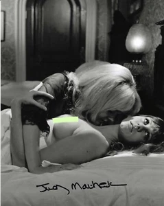Judy Matheson - Firmado 8x10 con certificado de autenticidad Lust for a Vampire, LESBIAN VAMPIRE LOVERS - Imagen 1 de 3