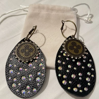 NUEVO Krush Kandy Boutique Marrón Gamuza Cuero Tachonado Pendientes Colgantes 4” Latón Foto 1 de 4