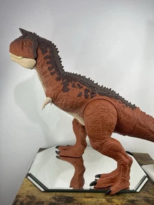 Jurassic World Camp Cretaceo Super Colossale Carnotauro Dinosauro Figura 40" - Foto 1 di 10