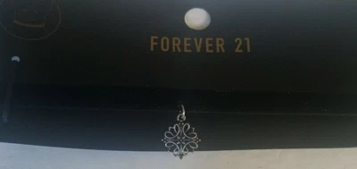 Gargantilha preta Forever 21 com berloque-nova em folha-ENVIO N 24 HORAS - Imagem 1 de 4