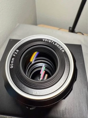 Voigtlander Apo-Skopar 90mm f/2.8 SLIIs Nikon F mount Beautiful Rendering Lens  - Image 1 of 2