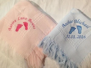 Chal de bebé personalizado con huellas nombre y fecha de nacimiento regalo bautizo - Imagen 1 de 2