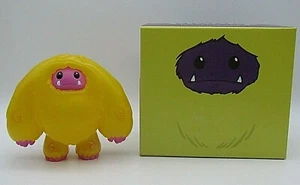 FIGURA EXCLUSIVA DE JUGUETES ABOMINABLES GOTA LIMÓN CHOMP BRILLO EN LA OSCURIDAD /650 EN MANO - Imagen 1 de 5