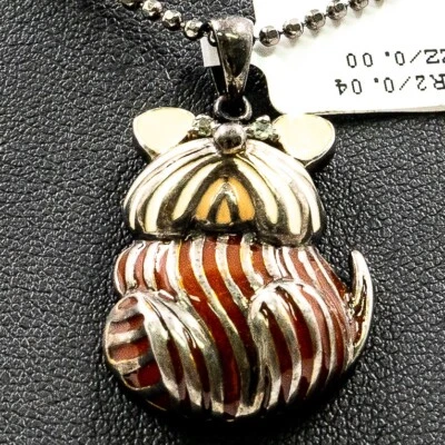 Colgante animal peridoto redondo de plata de ley de 0,04 quilates en esmalte beige y marrón Foto 1 de 4