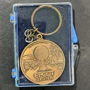 🌐 Llavero de bronce central EPCOT 1982 ✨ Magic Disney vintage del año inaugural 🌈 - Imagen 1 de 14