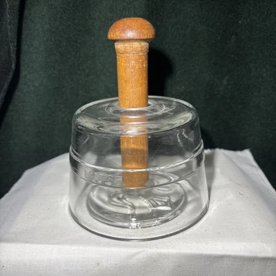 Molde de mantequilla prensa mantequilla de vidrio vintage con sello de mango de madera Foto 1 de 3