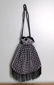 Vintage 1960er schwarz & weiß Kunststoff Perlen Kordelzug Handtasche Geldbörse mit Fransen - Bild 1 von 10