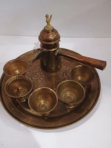 Antigua cafetera/tetera turca de latón con bandeja y 5 tazas - Imagen 1 de 12
