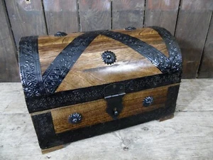 Holztruhe Truhe Holz Schatzkiste Metallbänder Schmucktruhe Schloss schwarz 24 cm - Bild 1 von 2