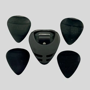 Gitarren-Plektrenhalter mit 4 x Plektren aus wiederverwendbaren Vinyl-Schallplatten - Bild 1 von 3