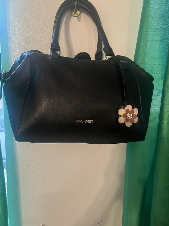 Bolso Cartera Nine West Negro con Dije Floral Foto 1 de 1