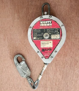 Línea de vida autorretráctil Miller Mighty Light RLS30G-Z7 30 FT 310 lb máximo - Imagen 1 de 3