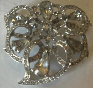 Spilla vintage Kramer of New York con strass trasparenti - Foto 1 di 3