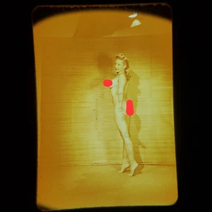 Modelo Burlesque Pinup Mujer 35mm Película Diapositiva Topless Nips Desnudo Ballet Rubio Años 50 - Imagen 1 de 3
