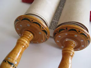 Bellissimo Rotolo Sefer Torah Bibbia Ebraica Ebraica Judaca 32 CM + Puntatore (YAD) - Foto 1 di 10