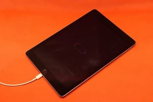 Apple iPad 6th Gen FAULTY No Power MR7F2B/A 32 or 16GB WiFi 9.7 Space Grey A1893 - Picture 1 of 6