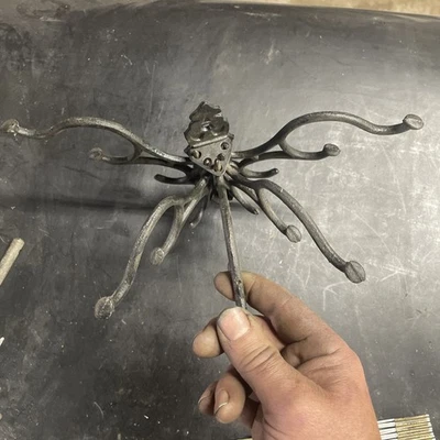 ¿Vintage? Perchero de hierro fundido cinco brazos oscilantes soportes con dos tornillos Foto 1 de 4