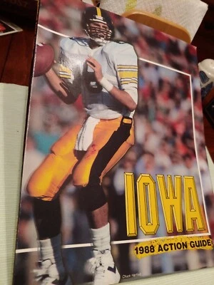 Guía de acción de fútbol americano Iowa Hawkeye 1988 con Chuck Hartlieb en la cubierta. Foto 1 de 4
