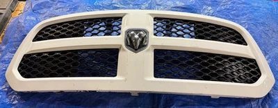 Dodge Ram 1500 2013-2018 OEM parrilla superior delantera con emblema completo 13DSAC0010B Foto 1 de 4