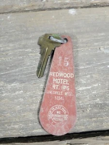 Vintage Redwood Motel Key Fob Rt 6 Janesville Wisconsin Red Room 15 - Picture 1 of 2