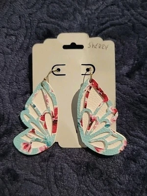 Pendientes perforados colgantes de gancho rosa cobre alas de mariposa imitación cuero  Foto 1 de 3