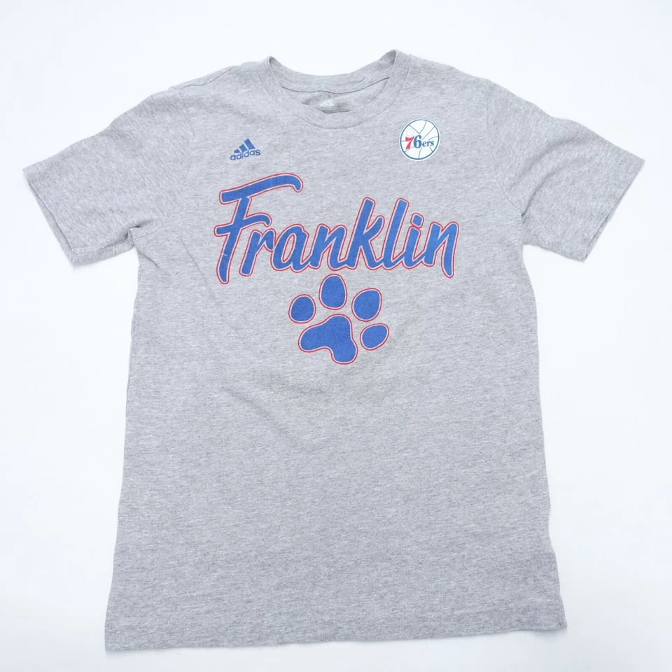Camiseta Adidas Niños Grande (14/16) Gris Philadelphia 76ers Gráfico Franklin Foto 1 de 4