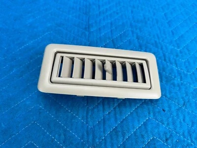 Rejilla de ventilación de aire delantera o trasera para techo Lexus LX570 lado del conductor beige: LL02 13-18 OEM Foto 1 de 4