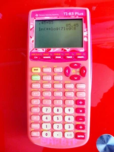 Calculatrice Graphique TEXAS INSTRUMENT TI-83 Plus - rose - avec 4 piles - Photo 1/1