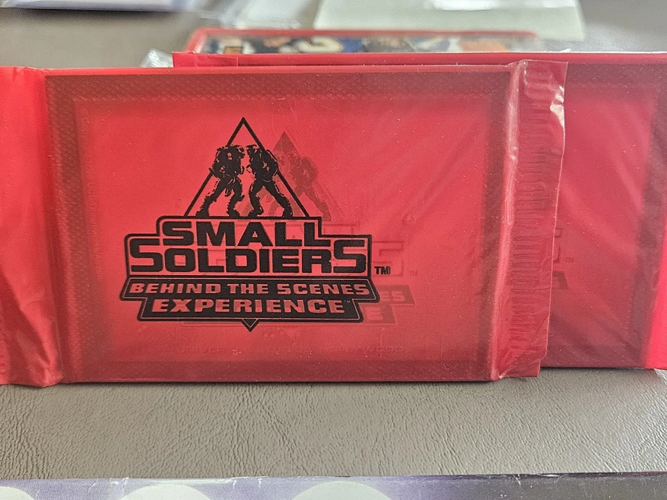 1998 Small Soldiers Behind the Scenes Packs 2 Seald Packs - Imagem 1 de 1
