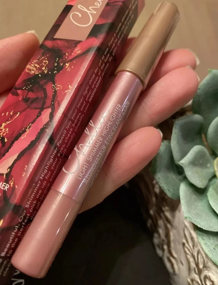 NUEVO LÁPIZ ILUMINADOR CHELLA LIGHT SHIMMER .045 OZ LIGHT SHIMMER VEGANO NUEVO EN CAJA Foto 1 de 1