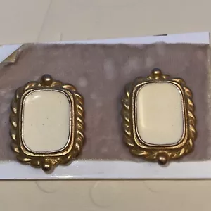 VTG Norma Jean Signed Chunky Goldtone Modernist Clip On Earrings - Picture 1 of 4