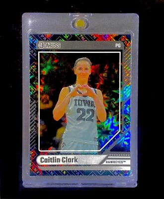 CAITLIN CLARK LOVE BLACK KABOOM ДЕБЮТАНТ ПЕРЕЛИВАЮЩАЯСЯ ГОЛОГРАФИЧЕСКАЯ RC карта неавтоматическая - IOWA - Изображение 1 из 4