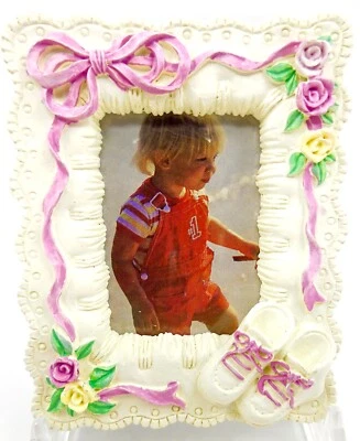 Marco de fotos para guardería, blanco, zapatos rosas, flores, cinta rosa, plástico, 2"x1,5" Foto 1 de 2