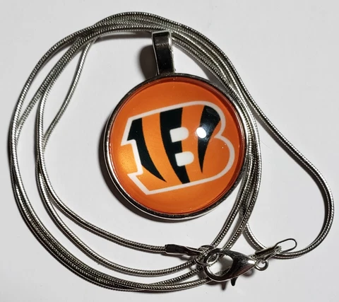 NFL-CINCINNATI BENGALS-NEW-1" Diameter LOGO/CHARM and 24" SNAKE CHAIN NECKLACE Cover