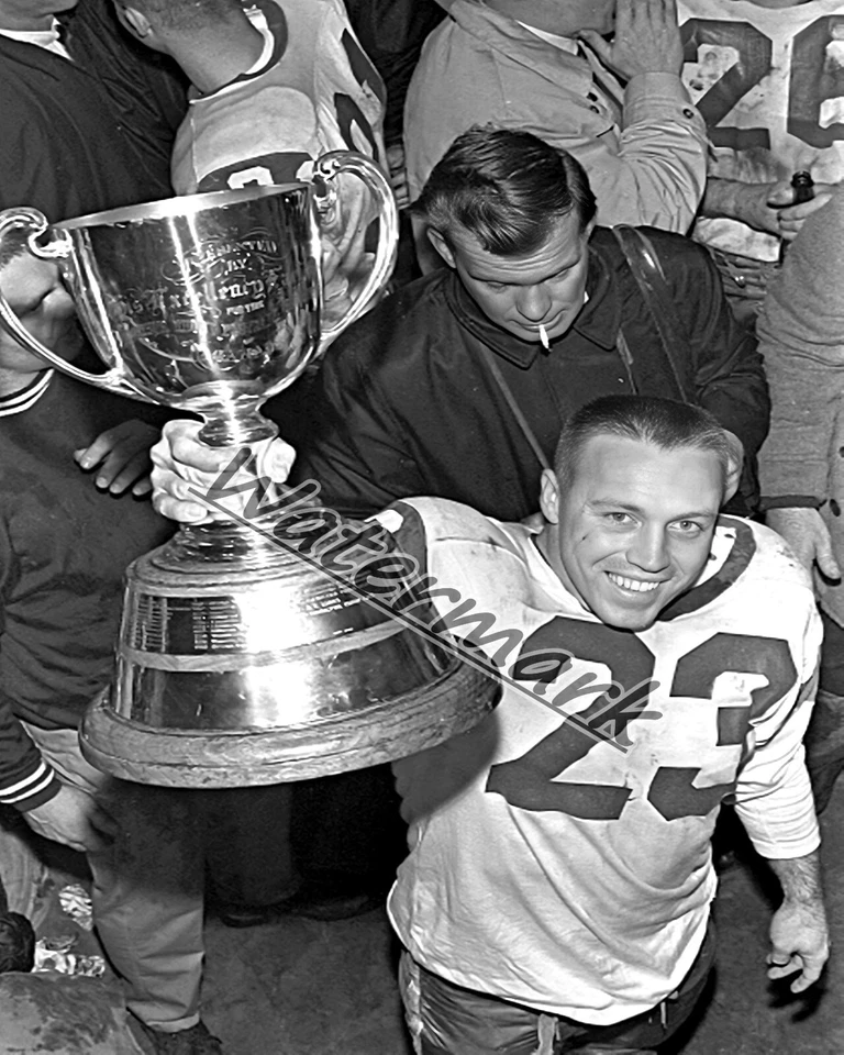 CFL 1966 Roughrider HOF Ron Lancaster con Copa Negro y Blanco 8 X 10 Foto Pic Foto 1 de 1