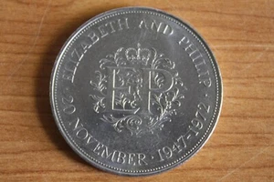 Moneda corona 1972 reina Isabel II y príncipe Felipe 'boda de plata' - Imagen 1 de 2