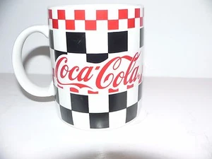 1 Stück Coca Cola 12 Unzen Keramikbecher Gibson Schachbrett Muster rot schwarz & weiß Tasse - Bild 1 von 3