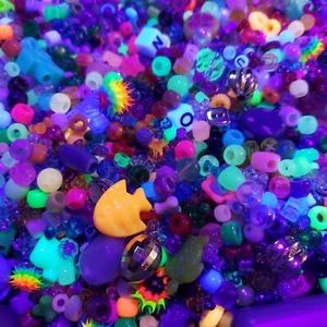 CUENTAS DE PULSERA DE AMISTAD Dijes Letras Brillo Cuentas Única Sopa Plur EDM 8 oz Lotes - Imagen 1 de 12