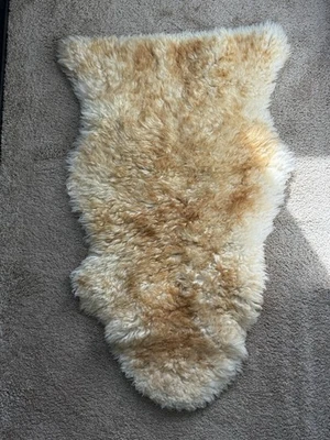 Alfombra de piel de oveja 100 % marfil natural alfombra de piso cálida sedosa de lujo Foto 1 de 2